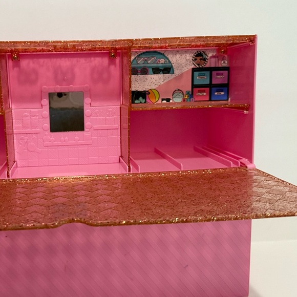 L.O.L. Surprise! Pop-Up Store. It is a 3-in-1 playset - Picture 6 of 6